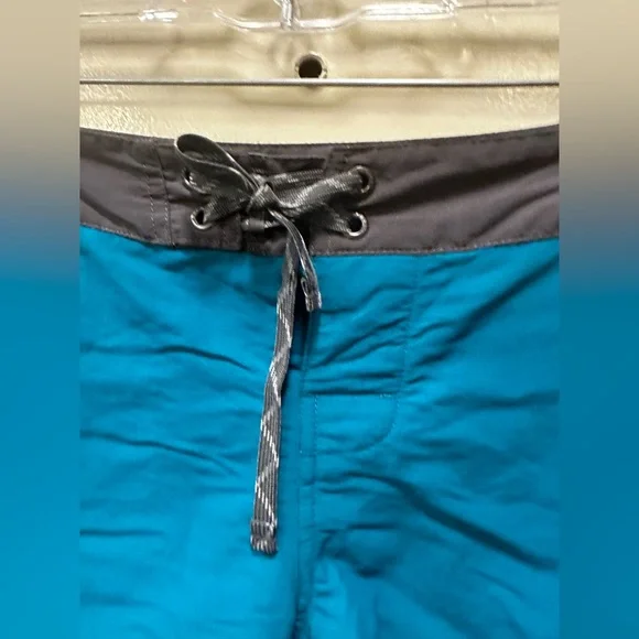 Patagonia Women’s Wavefarer Boardshorts 5” Teal color outdoors , size 8 - Picture 6 of 7